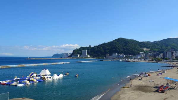 熱海サンビーチ｜歩いて行けるリゾートビーチ＆海上アスレチックを満喫しよう