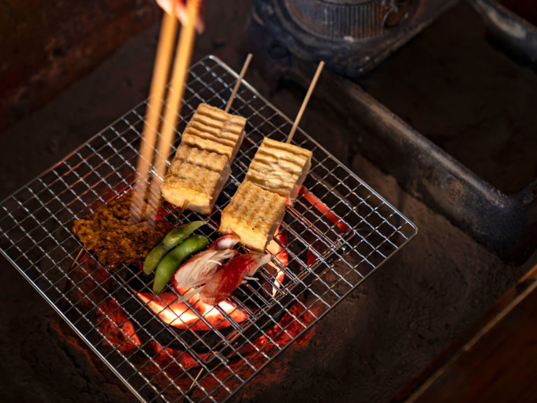 囲炉裏を囲んで談笑する様子